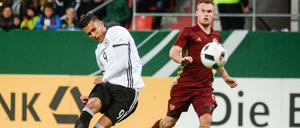 Davie Selke (l) von Deutschland trifft zum 3:1 gegen Russland.