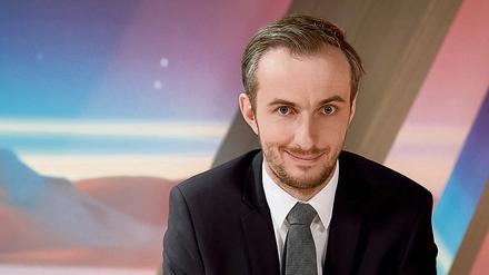 Jan Böhmermann sitzt in der Kulisse seiner Show «Neo Magazin Royale». 