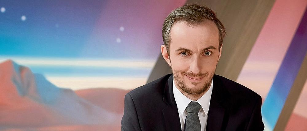 Jan Böhmermann sitzt in der Kulisse seiner Show «Neo Magazin Royale». 