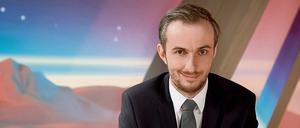 Jan Böhmermann sitzt in der Kulisse seiner Show «Neo Magazin Royale». 