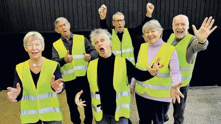 Die Hände zum Himmel. Die Theatertruppe des Kabaretts „Die Lückenbüßer“ zeigt Stücke rund ums Thema Engagement und Ehrenamt. 