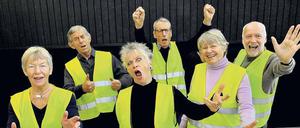 Die Hände zum Himmel. Die Theatertruppe des Kabaretts „Die Lückenbüßer“ zeigt Stücke rund ums Thema Engagement und Ehrenamt. 