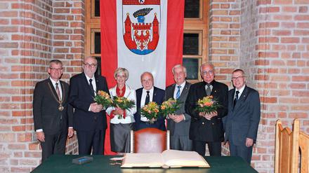 Helmut Kleebank (links) und Joachim Koza (rechts) mit den Geehrten.