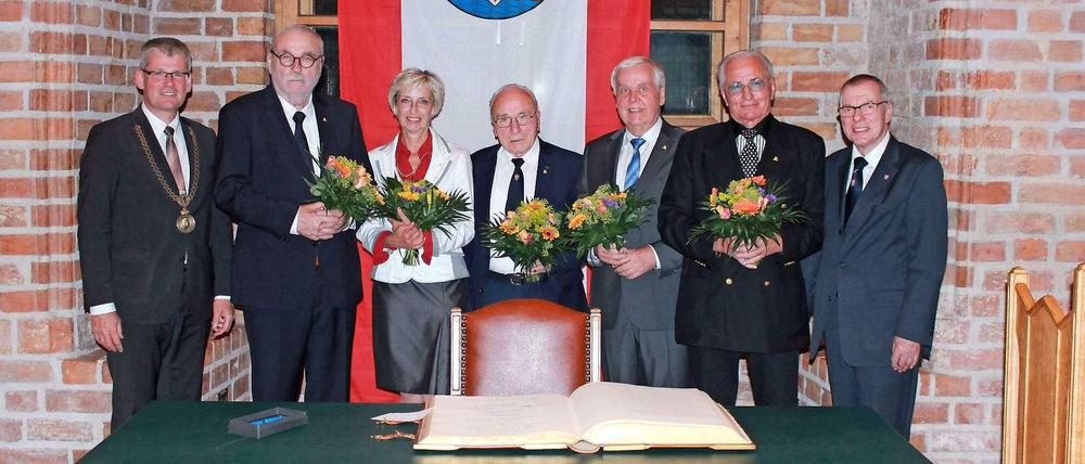 Helmut Kleebank (links) und Joachim Koza (rechts) mit den Geehrten.