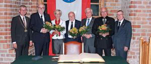 Helmut Kleebank (links) und Joachim Koza (rechts) mit den Geehrten.