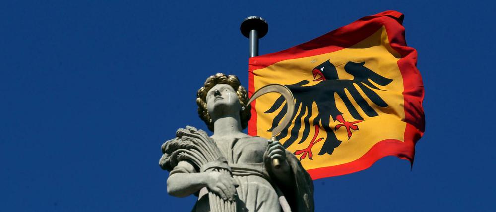 Die Standarte des Bundespräsidenten über dem Schloss Bellevue in Berlin