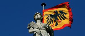 Die Standarte des Bundespräsidenten über dem Schloss Bellevue in Berlin