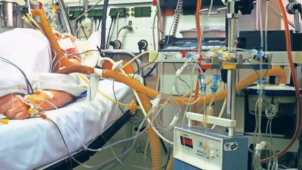 Intensive Medizin. Auch hochgerüstete Krankenhäuser machen Fehler – etwa, indem sie sich zu sehr auf Apparate verlassen und dabei Grundregeln der Erkennung und Behandlung von Krankheiten außer Acht lassen.