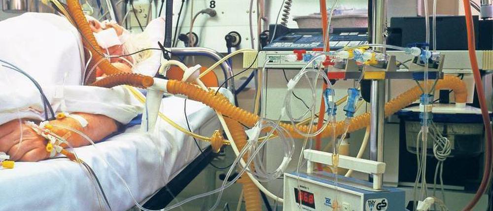 Intensive Medizin. Auch hochgerüstete Krankenhäuser machen Fehler – etwa, indem sie sich zu sehr auf Apparate verlassen und dabei Grundregeln der Erkennung und Behandlung von Krankheiten außer Acht lassen.