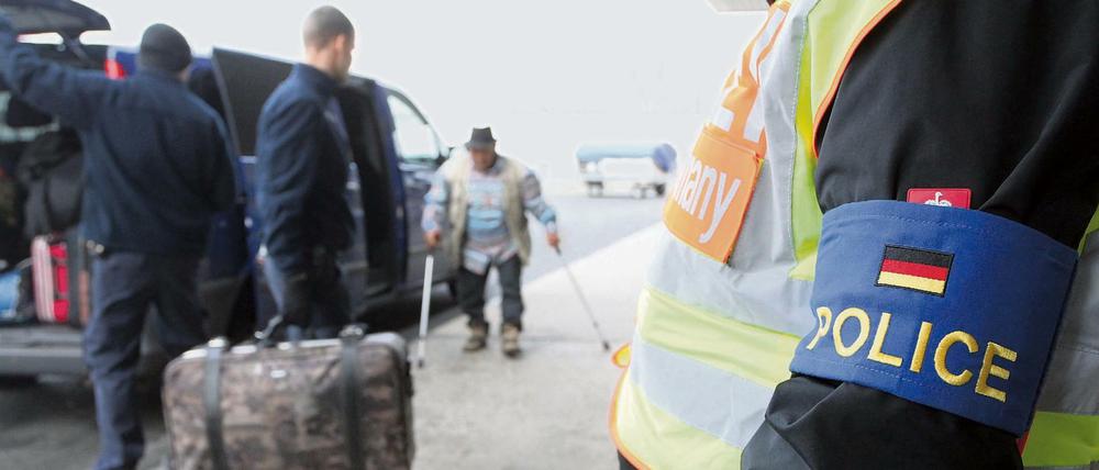 Polizisten begleiten hier abgelehnte Asylbewerber im November vergangenen Jahres auf dem Flughafen Leipzig-Halle zur Rückführung in ihr Herkunftsland. Wer sich der Abschiebung entzieht, kann zur Fahndung ausgeschrieben werden. 