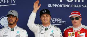 Nico Rosberg (m.) glücklich, Lewis Hamilton (l.) grimmig - der Deutsche holte die Pole in Suzuka.