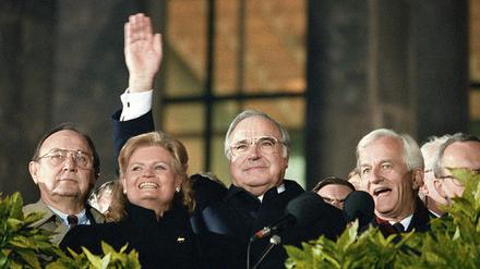 Wiedervereinigung: Helmut Kohl (Mitte) bei der Feier in Berlin am 3. Oktober 1990