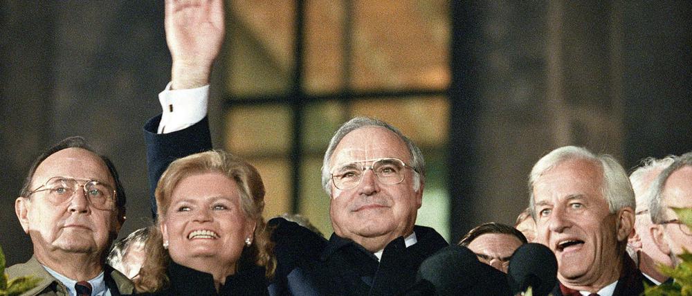 Wiedervereinigung: Helmut Kohl (Mitte) bei der Feier in Berlin am 3. Oktober 1990