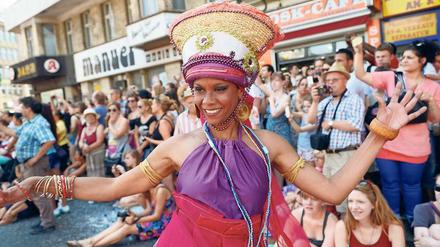 Souverän mehrsprachig. Berlins kulturelle Vielfalt zeigt sich etwa beim Karneval der Kulturen. Das höchste Ansehen genießt aber amerikanisches Englisch. Foto: Rainer Jensen/p-a