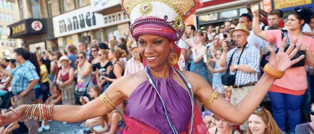 Souverän mehrsprachig. Berlins kulturelle Vielfalt zeigt sich etwa beim Karneval der Kulturen. Das höchste Ansehen genießt aber amerikanisches Englisch. Foto: Rainer Jensen/p-a