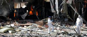 Schutt und Asche. Als die Trauerhalle in Sanaa bombardiert wurde, sollen sich bis zu 1000 Menschen dort aufgehalten haben. Mindestens 140 starben.