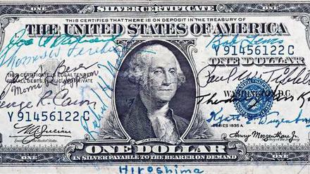 Der Künstler Gert Jan Kocken hat die Dollarnote, auf denen 1945 die Crew der Enola Gay unterschrieb, auf zwei Meter vergrößert.