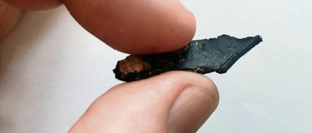 Teil des Anstoßes: Dieses Plastikteil fand ein Junger Mann aus Brandenburg im Mund - nach einem Biss in eine Scheibe Knäckebrot der Aldi-Marke "Trader Joe's".