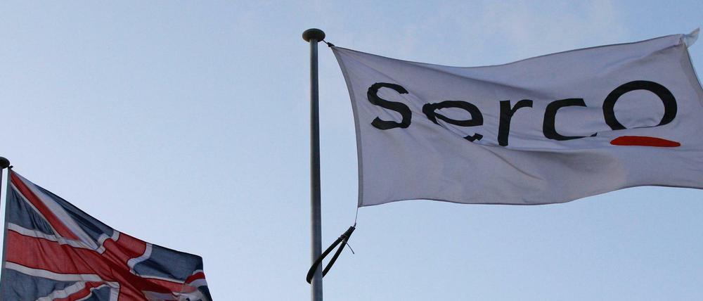 Eine Serco-Flagge über einem Gefängnis in England. Nun sucht die umstrittene Firma in Berlin Mitarbeiter.