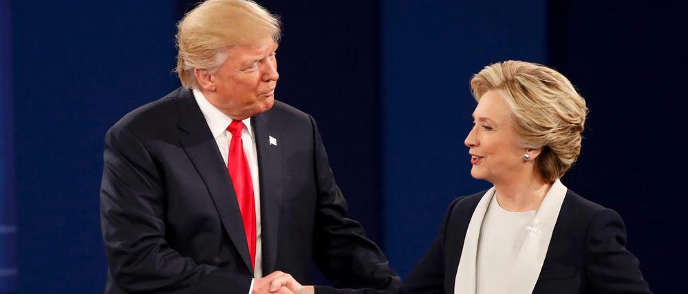 Ein Handschlag wenigstens am Ende: Hillary Clinton und Donald Trump