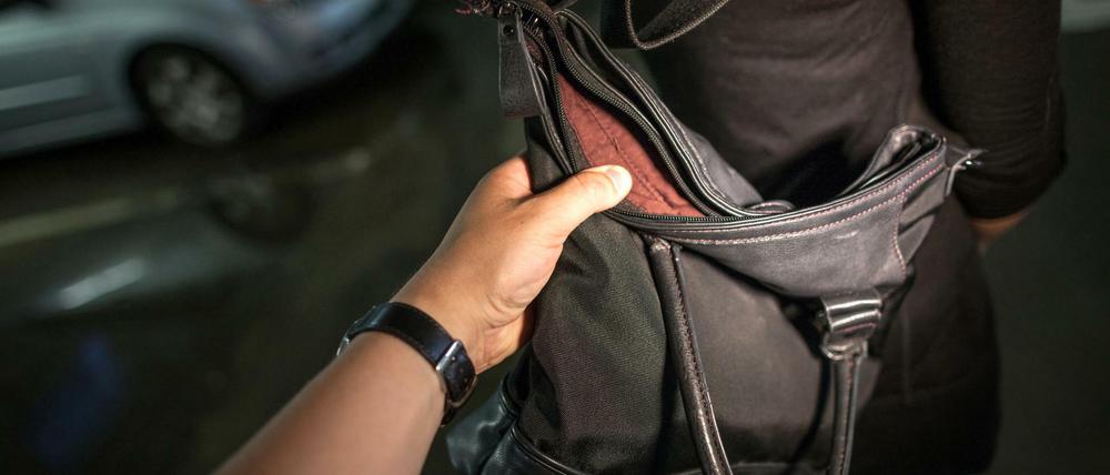 Achtung, Langfinger: Die Zahl der Taschendiebstähle steigt seit Jahren an. (Symbolbild)
