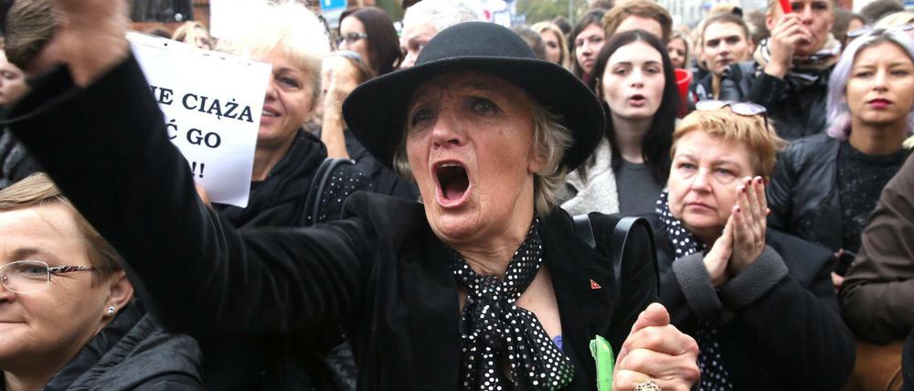 In schwarzer Kleidung protestierten am Montag Frauen in Polen gegen das Abtreibungsverbot.