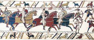 Szenen der Schlacht. Die Bogenschützenschießen, die normannische Reiterei greift an. 