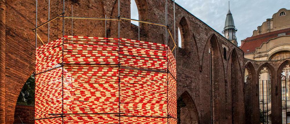 Laterne. Die "Baustelle" genannte Installation von Luc Wolff in der Klosteruine.