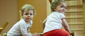 Hoch hinaus beim Kinderturnen.
