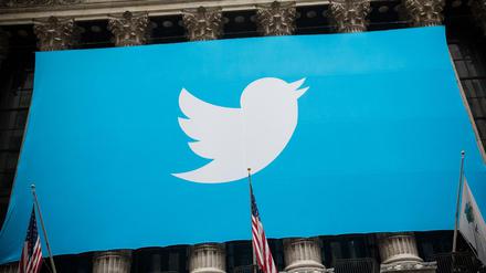 Ein Twitter-Banner und USA-Flaggen.