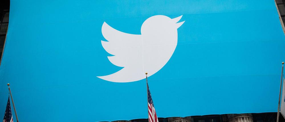 Ein Twitter-Banner und USA-Flaggen.