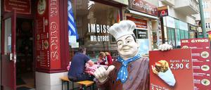 Einst war der Grieche um die Ecke die Heimat intellektueller Diskussionen. Heute locken oft eher einfache Gyros-Stände.