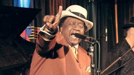 In Hut und Blues. Die Kopfbedeckung ist zum Markenzeichen von EB Davis geworden.