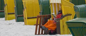 Strandkorb-Lektüre. Mord, Entführung und düstere Geschäfte: An kalten Tagen sorgen Krimis für heiße Ohren. 