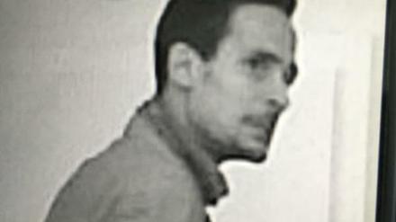 Die Polizei sucht diesen Mann, der Ende Juli einen 51-Jährigen mit einem Messer verletzt hat.