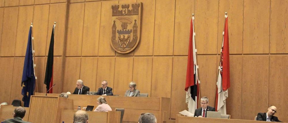 Die Bezirksverordnetenversammlung tagt im Sitzungssaal des Rathauses.