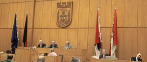 Die Bezirksverordnetenversammlung tagt im Sitzungssaal des Rathauses.