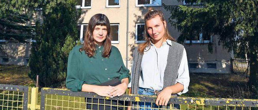 Larissa Rosa Lackner (l.) und Theresa Pommerenke bauen im uckermärkischen Böckenberg eine Künstlerresidenz im Plattenbau.