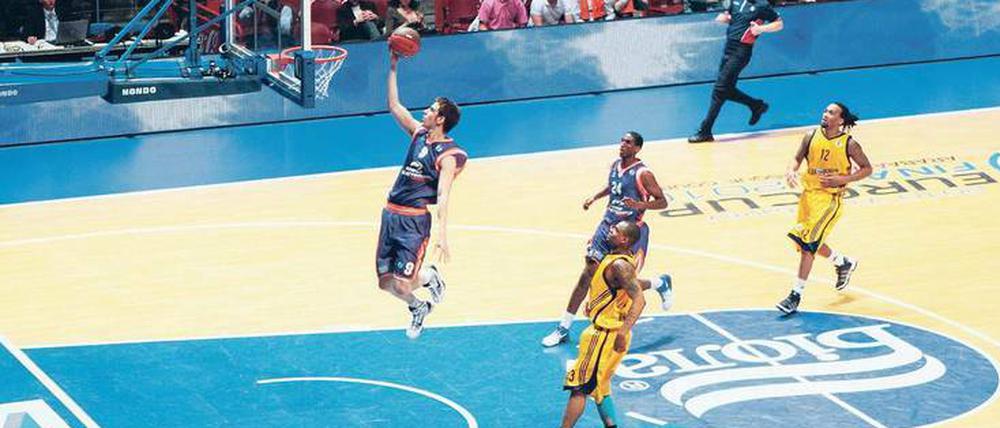 Finale, nur wo? 2010 erreichte Alba zuletzt ein Europapokal-Finale, im Eurocup verlor man gegen Valencia (Foto). Dem Wettbewerb hält Alba trotz Abwerbeversuchen die Treue und startet heute gegen den spanischen Klub Fuenlabrada in die Gruppenphase. Foto: Imago/Camera 4