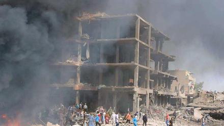 Rauch und Flammen nach einem Bombenananschlag im Juli auf die vorwiegend von Kurden besiedelte Innenstadt im syrischen Qamishli nahe der Grenze zur Türkei. 