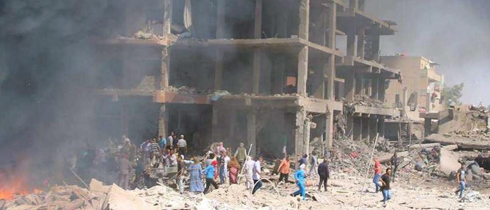 Rauch und Flammen nach einem Bombenananschlag im Juli auf die vorwiegend von Kurden besiedelte Innenstadt im syrischen Qamishli nahe der Grenze zur Türkei.