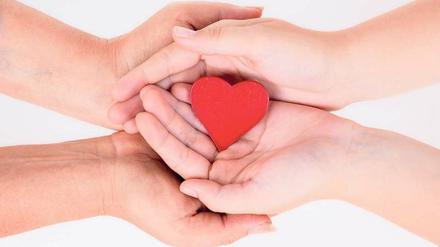 Hand in Hand. Partnervermittlungen können bei der Suche nach einem Lebensgefährten hilfreich sein. 