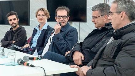 Thesen. Mittendrin Arno Makowsky, stellvertretender Tagesspiegel-Chefredakteur.