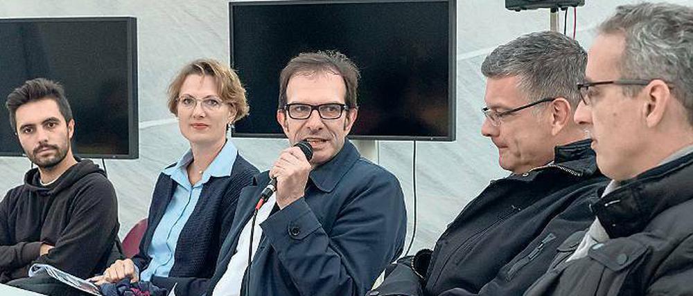Thesen. Mittendrin Arno Makowsky, stellvertretender Tagesspiegel-Chefredakteur.