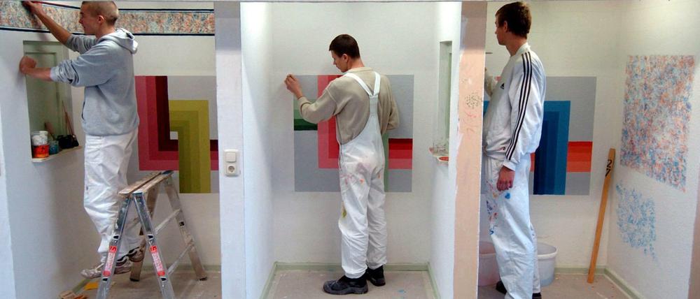 Maler-Azubis bei der Ausbildung.