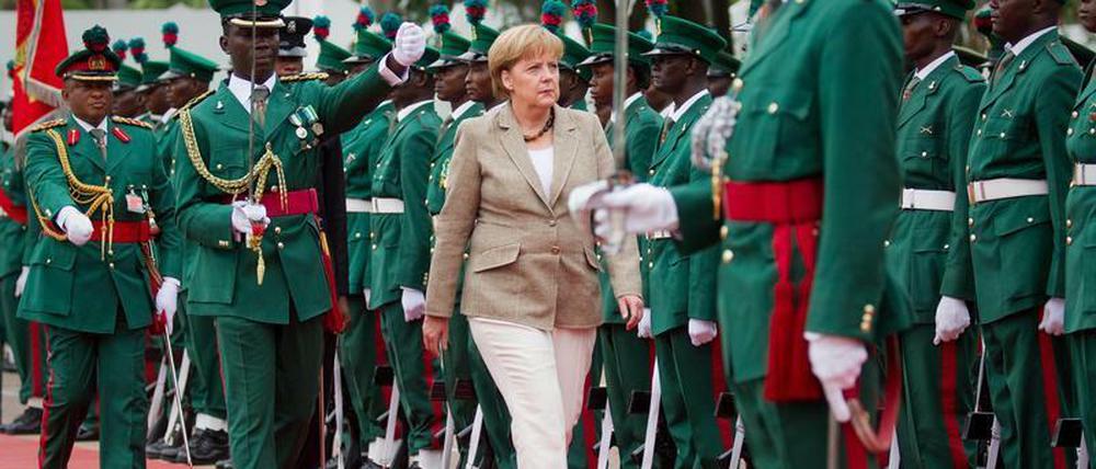 Angela Merkel auf dem roten Teppich in Abuja, Nigeria. Das war 2011. Fünf Jahre danach startet ihre zweite "Mission Afrika".