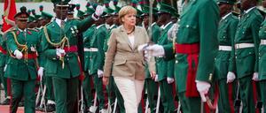 Angela Merkel auf dem roten Teppich in Abuja, Nigeria. Das war 2011. Fünf Jahre danach startet ihre zweite "Mission Afrika".