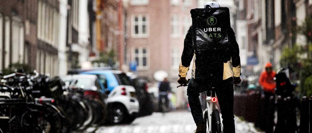 Essenauslieferung per Fahrradkurier in Amsterdam. Die Dienstleistung soll auch bald in Deutschland zur Verfügung stehen.