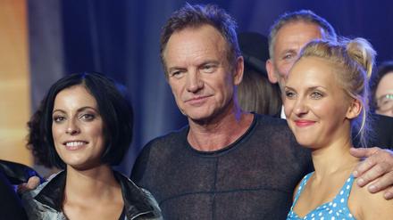 Der britische Sänger und Rockmusiker Sting steht bei der Verleihung des Deutschen Radiopreises am Ende der Sendung mit Silbermond-Sängerin Stefanie Kloß (l) und der Moderatorin Carolin Kuhn vom Berliner Spreeradio auf der Bühne. 