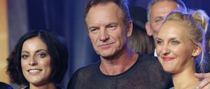 Der britische Sänger und Rockmusiker Sting steht bei der Verleihung des Deutschen Radiopreises am Ende der Sendung mit Silbermond-Sängerin Stefanie Kloß (l) und der Moderatorin Carolin Kuhn vom Berliner Spreeradio auf der Bühne.